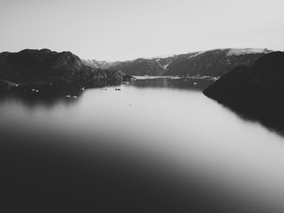 湖泊环山航空摄影灰阶摄影